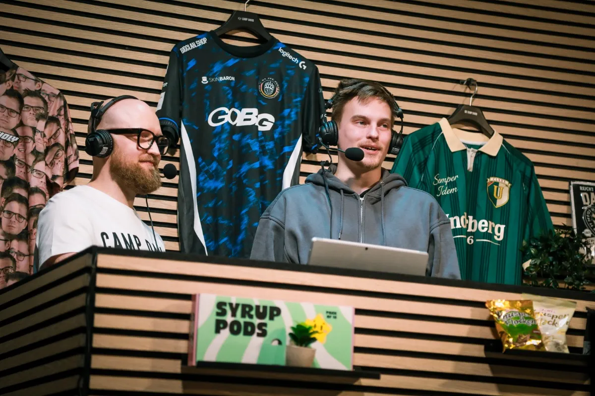 Kommentatoren am Caster-Desk der The Last Flight Liga