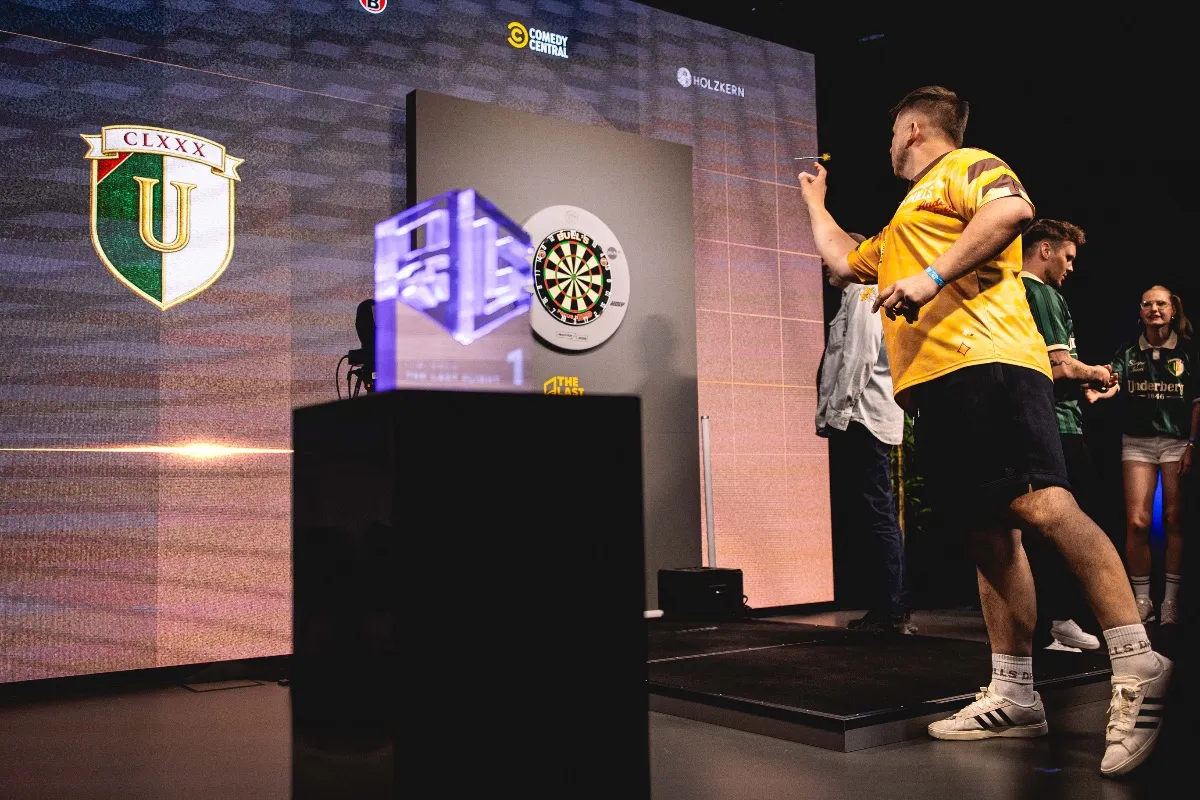 Wurf im Final Four der The Last Flight Darts Liga
