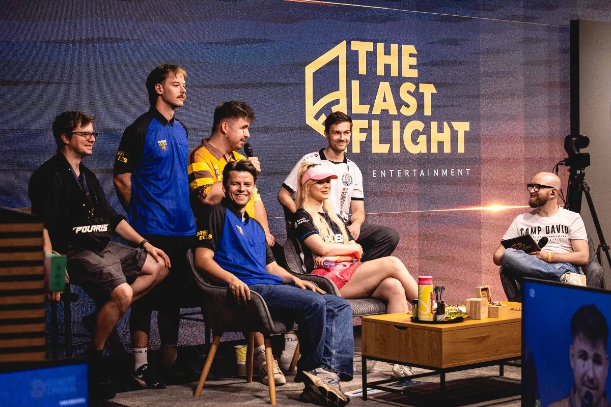 Teams der The Last Flight Liga auf der Bühne im XPERION Berlin