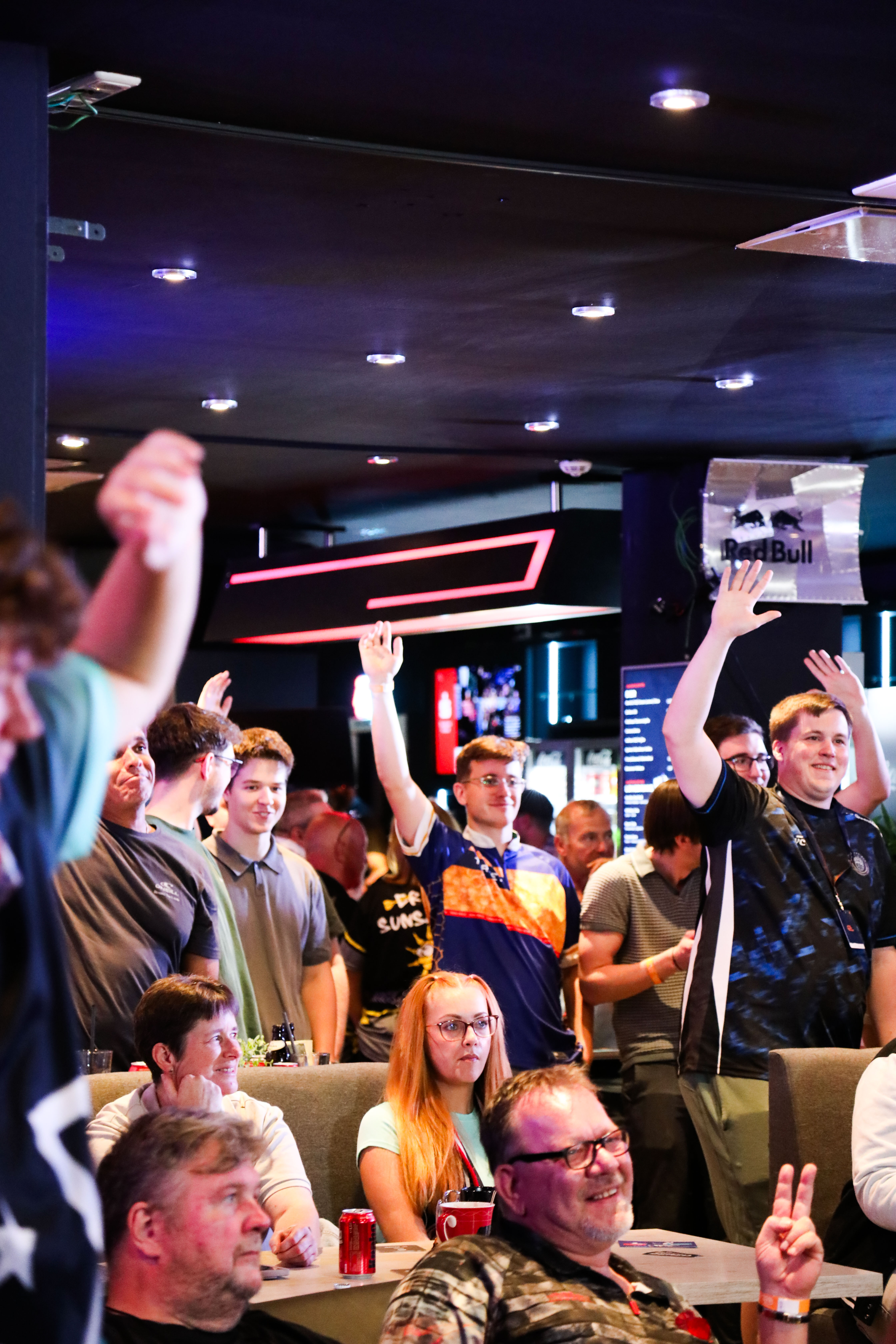 Darts-Community feiert mit erhobenen Händen bei der The Last Flight Pub Edition in Krefeld